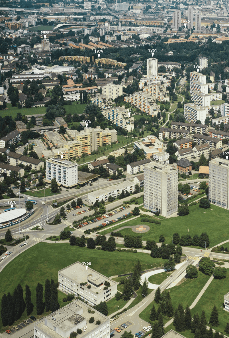 Aerial view of the Triemlifussweg on the 04.08.1981 - An ensemble of housing from the building boom, aligned along a linear park